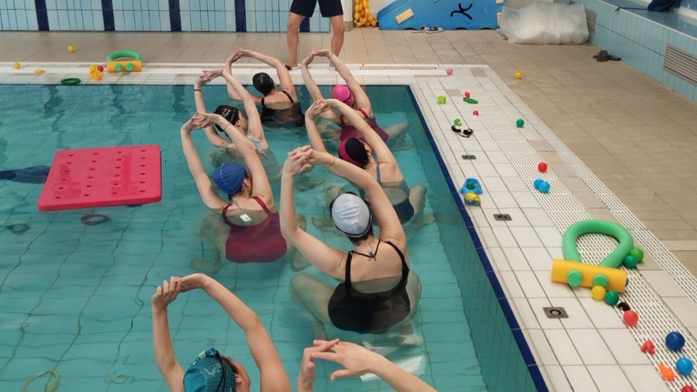 Donna in gravidanza in piscina
